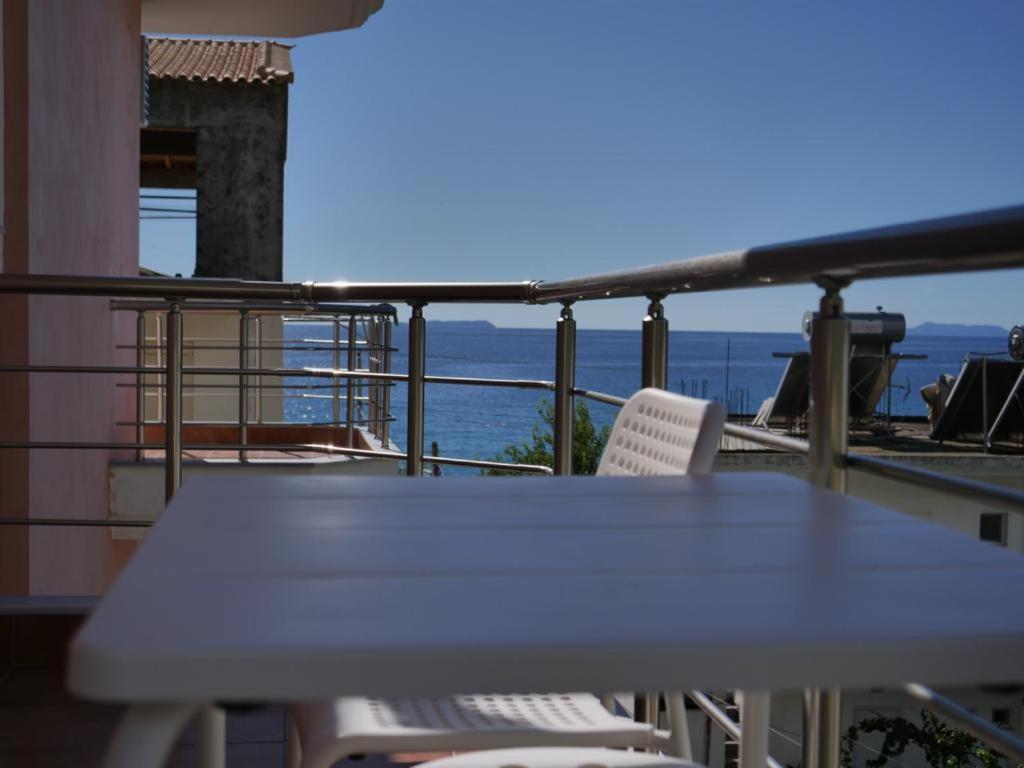 Himara Royal Hotel Exterior photo